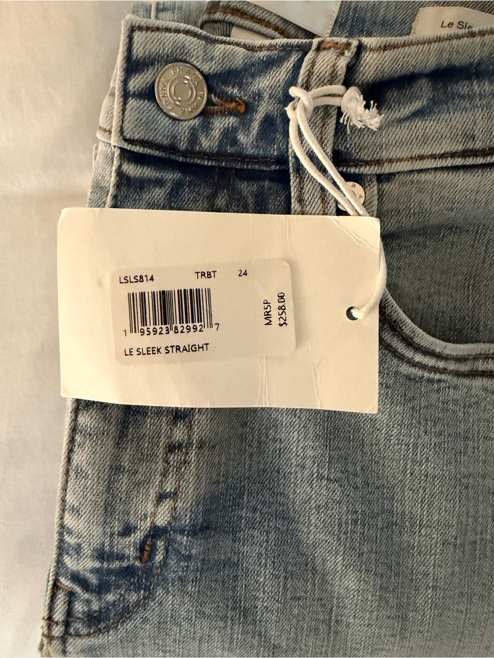Frame Le Sleek Straight | Denim Straight-Leg Jeans in Light Blue Wash - Picture 7 of 7